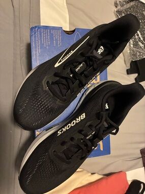 BROOKS LAUNCH 12 WOMAN’S SNEAKERS, SIZE 12, RETAIL FOR $120! SHIPS FREE!